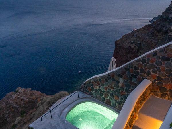 Pezoules of Oia : photo 7 de la chambre suite troglodyte althaea lune de miel avec bain à remous - vue sur caldera