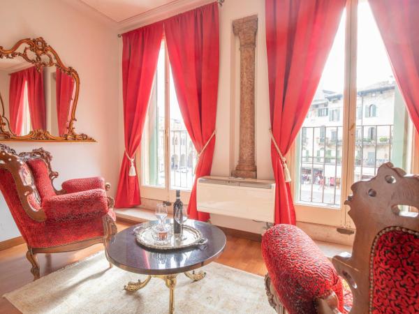 Corte Realdi Suites Piazza Erbe : photo 9 de la chambre appartement supérieur avec balcon - vue sur ville