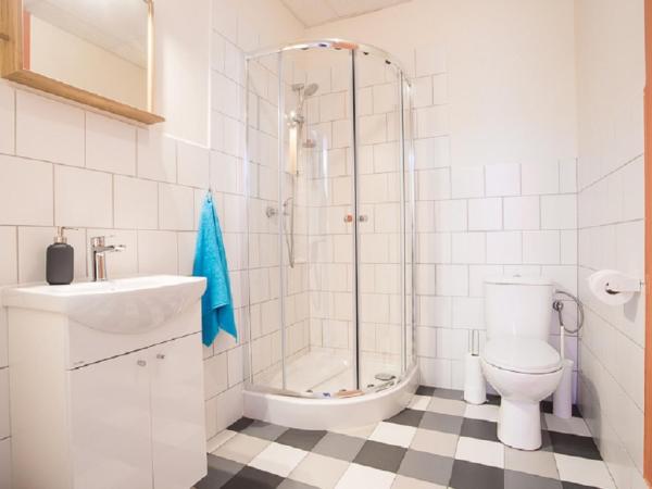 Moon Hostel Gdańsk : photo 4 de la chambre chambre lits jumeaux avec salle de bains
