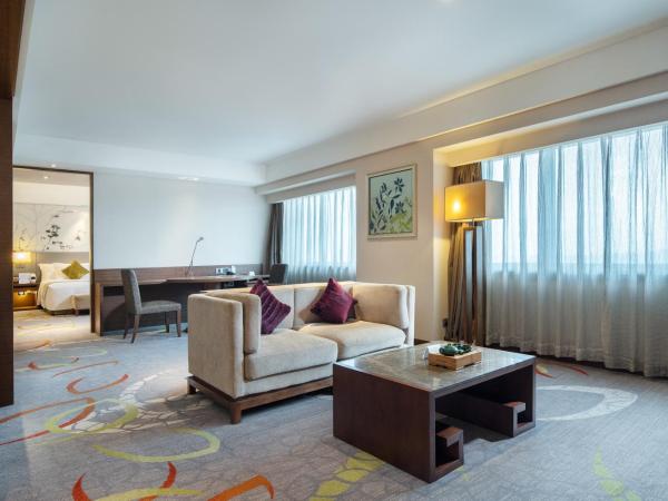 Crowne Plaza Guangzhou City Centre, an IHG Hotel - Free shuttle between hotel and Exhibition Center during Canton Fair & Exhibitor registration Counter : photo 2 de la chambre suite 1 chambre lit king-size