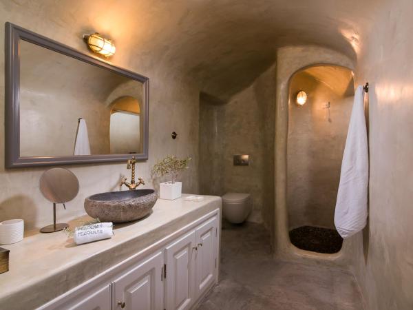 Pezoules of Oia : photo 4 de la chambre suite troglodyte levanta avec bain à remous - vue sur caldera