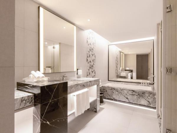 Holiday Inn Johor Bahru City Centre, an IHG Hotel : photo 2 de la chambre suite lit king-size - vue sur ville