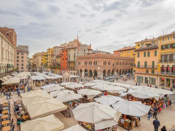 Corte Realdi Suites Piazza Erbe : photo 8 de la chambre appartement supérieur avec balcon - vue sur ville