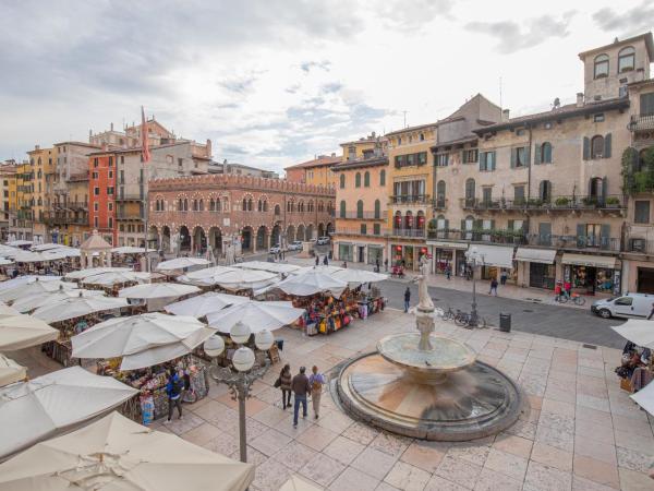 Corte Realdi Suites Piazza Erbe : photo 6 de la chambre appartement supérieur avec balcon - vue sur ville
