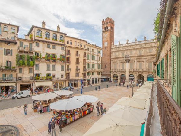 Corte Realdi Suites Piazza Erbe : photo 5 de la chambre appartement supérieur avec balcon - vue sur ville