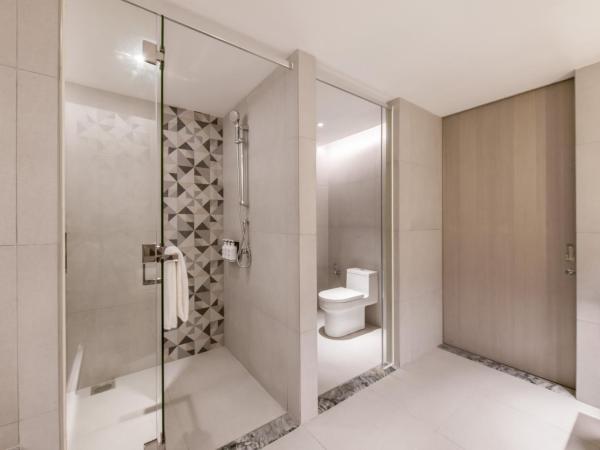 Holiday Inn Johor Bahru City Centre, an IHG Hotel : photo 4 de la chambre suite lit king-size - vue sur ville