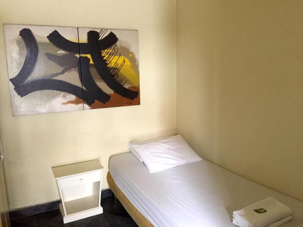 Pousada e Hostel Barra da Tijuca : photo 2 de la chambre chambre simple avec salle de bains 