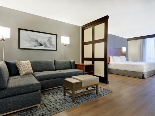 Hyatt Place San Antonio North Stone Oak : photo 2 de la chambre queen room with two queen beds, sofa bed and accessible tub