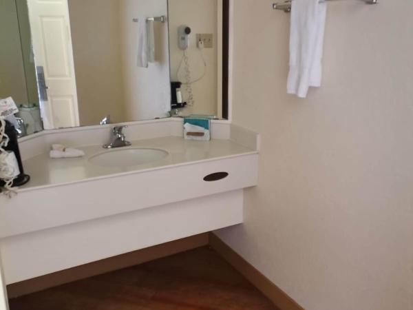 Super 8 by Wyndham San Antonio Near SeaWorld Ingram Park : photo 3 de la chambre chambre standard avec 2 lits doubles