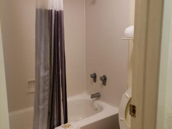 Super 8 by Wyndham San Antonio Near SeaWorld Ingram Park : photo 6 de la chambre chambre standard avec 2 lits doubles