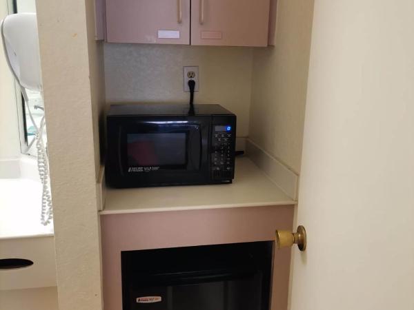 Super 8 by Wyndham San Antonio Near SeaWorld Ingram Park : photo 5 de la chambre suite 2 chambres avec 1 lit king-size et 2 lits queen-size
