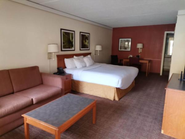 Super 8 by Wyndham San Antonio Near SeaWorld Ingram Park : photo 7 de la chambre suite 2 chambres avec 1 lit king-size et 2 lits queen-size