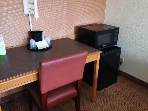 Super 8 by Wyndham San Antonio Near SeaWorld Ingram Park : photo 2 de la chambre chambre lit king-size avec baignoire - adaptée aux personnes à mobilité réduite - non-fumeurs