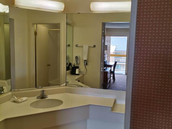 Super 8 by Wyndham San Antonio Near SeaWorld Ingram Park : photo 7 de la chambre chambre lit king-size standard