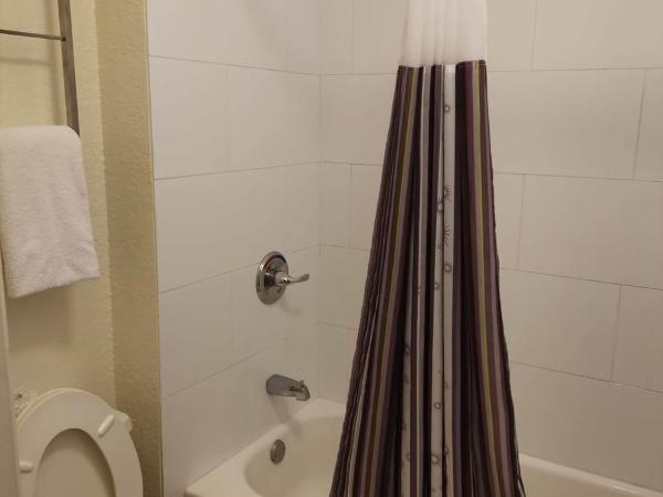 Super 8 by Wyndham San Antonio Near SeaWorld Ingram Park : photo 6 de la chambre suite 2 chambres avec 1 lit king-size et 2 lits queen-size