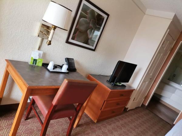 Super 8 by Wyndham San Antonio Near SeaWorld Ingram Park : photo 5 de la chambre chambre lit king-size standard