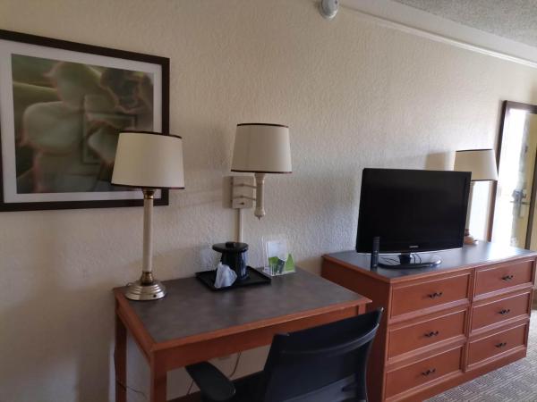 Super 8 by Wyndham San Antonio Near SeaWorld Ingram Park : photo 4 de la chambre suite junior avec 2 lits queen-size - non-fumeurs