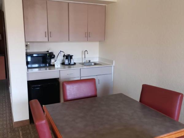 Super 8 by Wyndham San Antonio Near SeaWorld Ingram Park : photo 4 de la chambre suite exécutive avec 2 lits queen-size - non-fumeurs