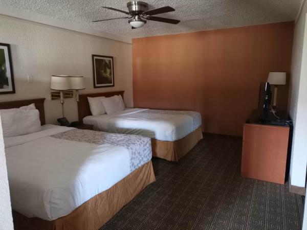 Super 8 by Wyndham San Antonio Near SeaWorld Ingram Park : photo 3 de la chambre suite exécutive avec 2 lits queen-size - non-fumeurs