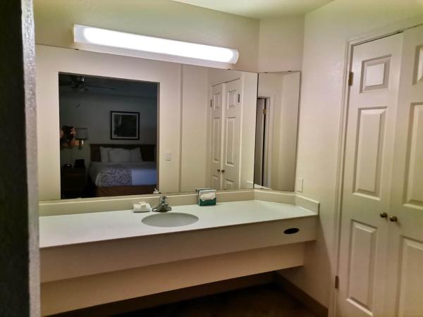 Super 8 by Wyndham San Antonio Near SeaWorld Ingram Park : photo 2 de la chambre suite lit king-size – non-fumeurs