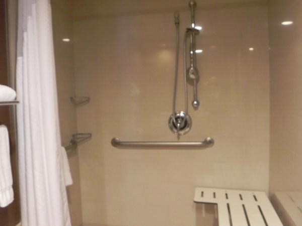 Sleep Inn & Suites BWI Airport : photo 1 de la chambre chambre lit king-size pour personnes à mobilité réduite avec douche accessible en fauteuil roulant - non-fumeurs