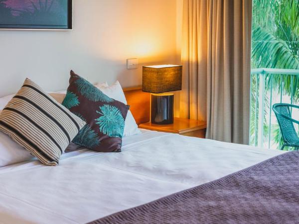 Heritage Cairns Hotel : photo 10 de la chambre chambre lit king-size avec spa