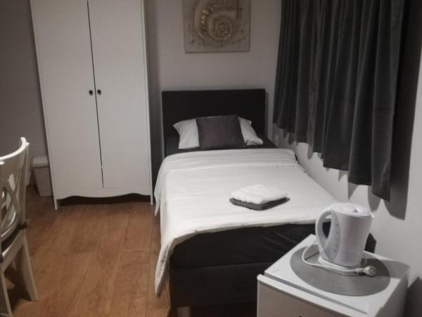 Guest House Lucija : photo 3 de la chambre chambre lits jumeaux avec salle de bains privative