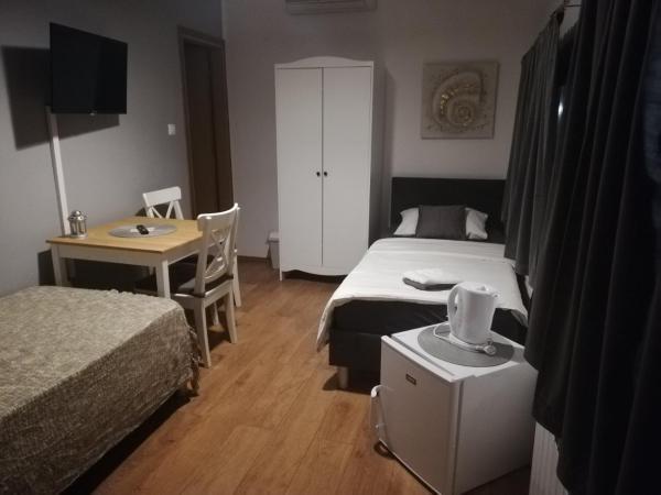Guest House Lucija : photo 5 de la chambre chambre lits jumeaux avec salle de bains privative