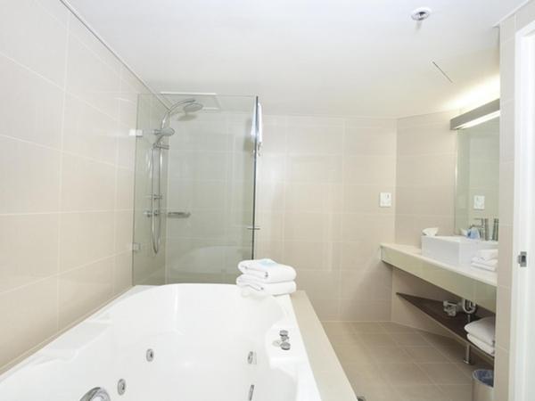 Novotel Sydney Olympic Park : photo 1 de la chambre suite supérieure avec 1 lit king-size et balcon