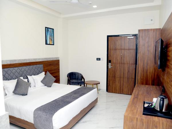 Suvin Residency with Rooftop Swimming Pool : photo 4 de la chambre chambre deluxe