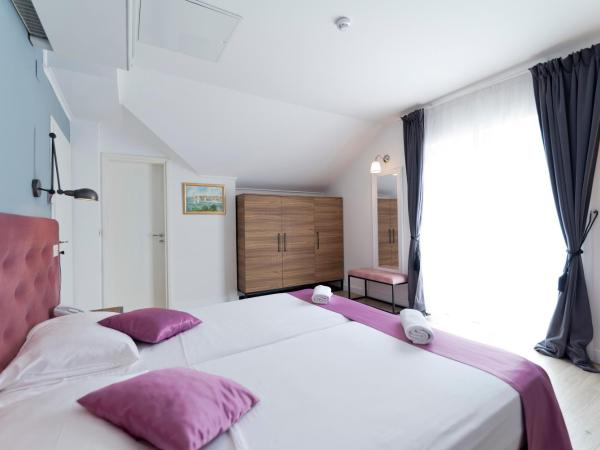Hotel Perla : photo 3 de la chambre chambre double ou lits jumeaux - vue partielle sur mer