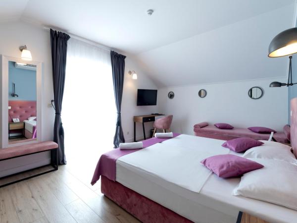 Hotel Perla : photo 6 de la chambre chambre triple avec balcon