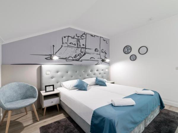Hotel Perla : photo 5 de la chambre chambre double ou lits jumeaux - vue partielle sur mer