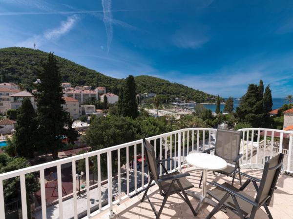 Hotel Perla : photo 10 de la chambre chambre double ou lits jumeaux - vue partielle sur mer