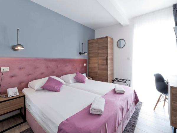 Hotel Perla : photo 3 de la chambre chambre double ou lits jumeaux avec balcon