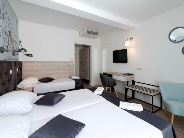 Hotel Perla : photo 2 de la chambre chambre triple avec balcon