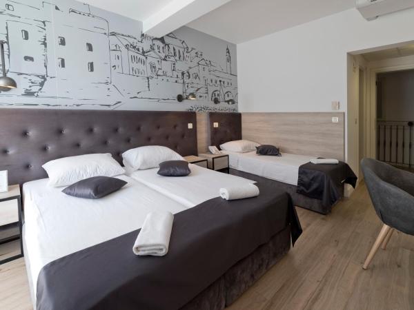 Hotel Perla : photo 3 de la chambre chambre triple avec balcon