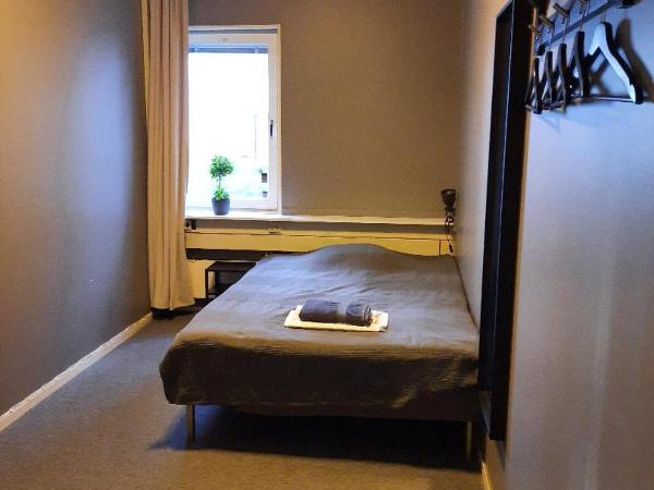 Vandrarhem Uppsala - Portalgatan : photo 3 de la chambre chambre double avec salle de bains commune