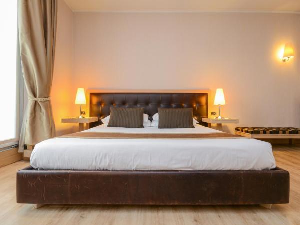 Hotel Master : photo 9 de la chambre suite lit king-size avec baignoire spa et sauna