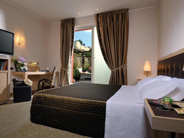 Hotel Master : photo 1 de la chambre suite lit king-size avec baignoire spa et sauna