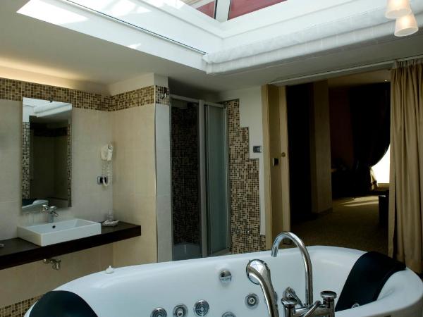 Hotel Master : photo 6 de la chambre suite lit king-size avec baignoire spa et sauna