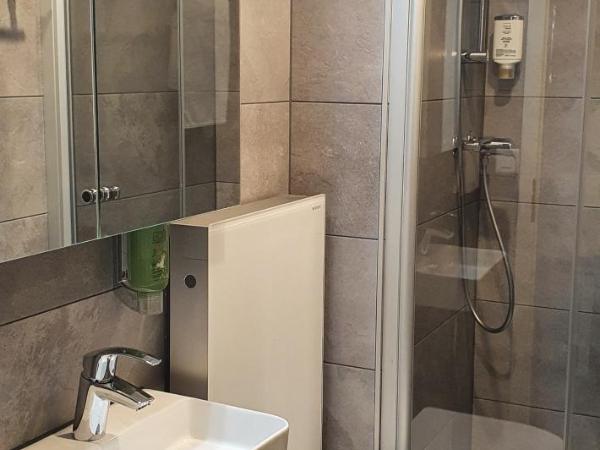 The Aarburg Hotel & Café : photo 5 de la chambre petite chambre double