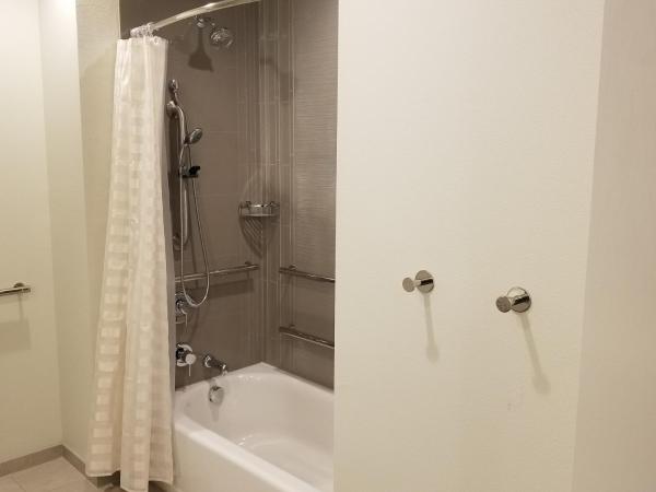 Hyatt House Nashville Downtown-Convention Center : photo 4 de la chambre king studio suite with kitchen, tub and sofa bed - disability access