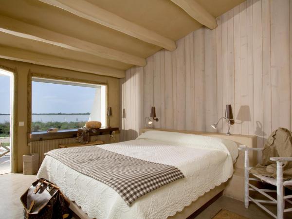 Lodge Sainte Helene : photo 4 de la chambre chambre double supérieure avec baignoire et vue sur lac