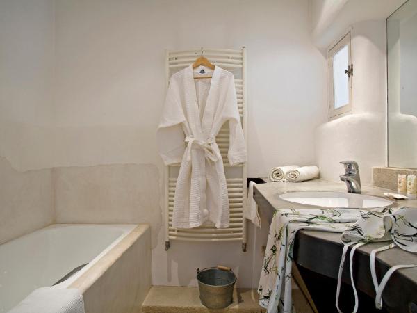 Lodge Sainte Helene Adult only : photo 5 de la chambre chambre double supérieure avec baignoire et vue sur lac