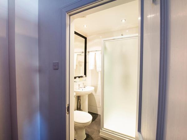 Safestay Glasgow Charing Cross : photo 3 de la chambre chambre double avec salle de bains privative 