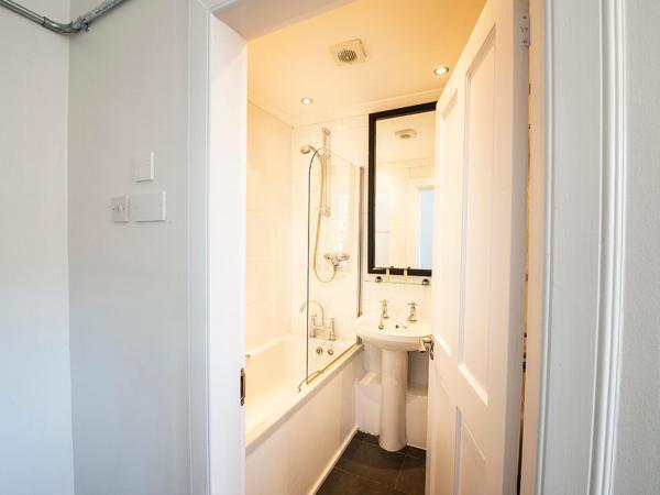 Safestay Glasgow Charing Cross : photo 4 de la chambre chambre triple avec salle de bains privative