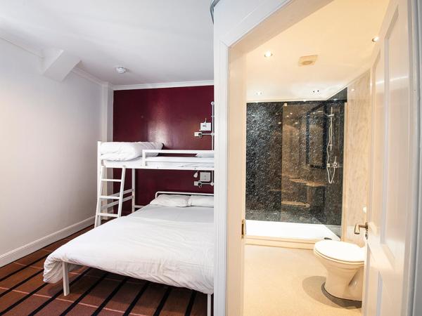 Safestay Glasgow Charing Cross : photo 1 de la chambre chambre triple avec salle de bains privative