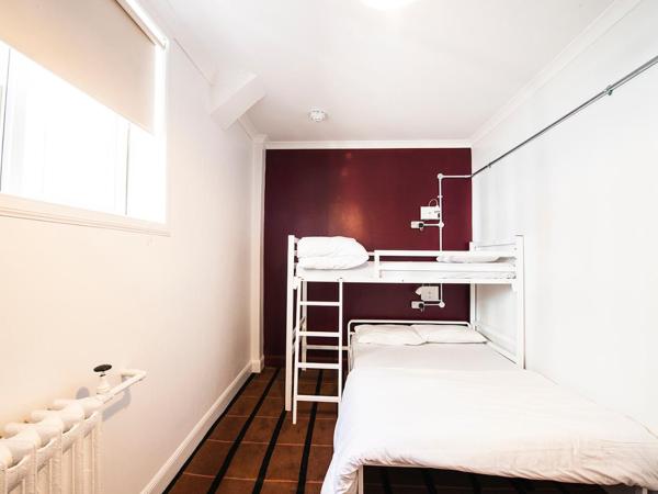 Safestay Glasgow Charing Cross : photo 5 de la chambre chambre triple avec salle de bains privative