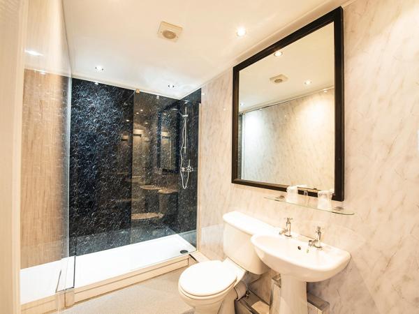 Safestay Glasgow Charing Cross : photo 2 de la chambre chambre triple avec salle de bains privative